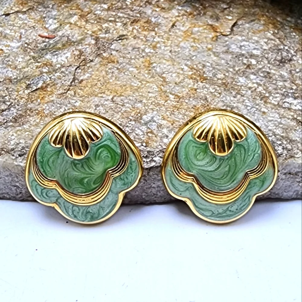 Avon 1989 Pearlized Pastel Earrings Pierced Shell Motif Gold Accents Stud Vtg